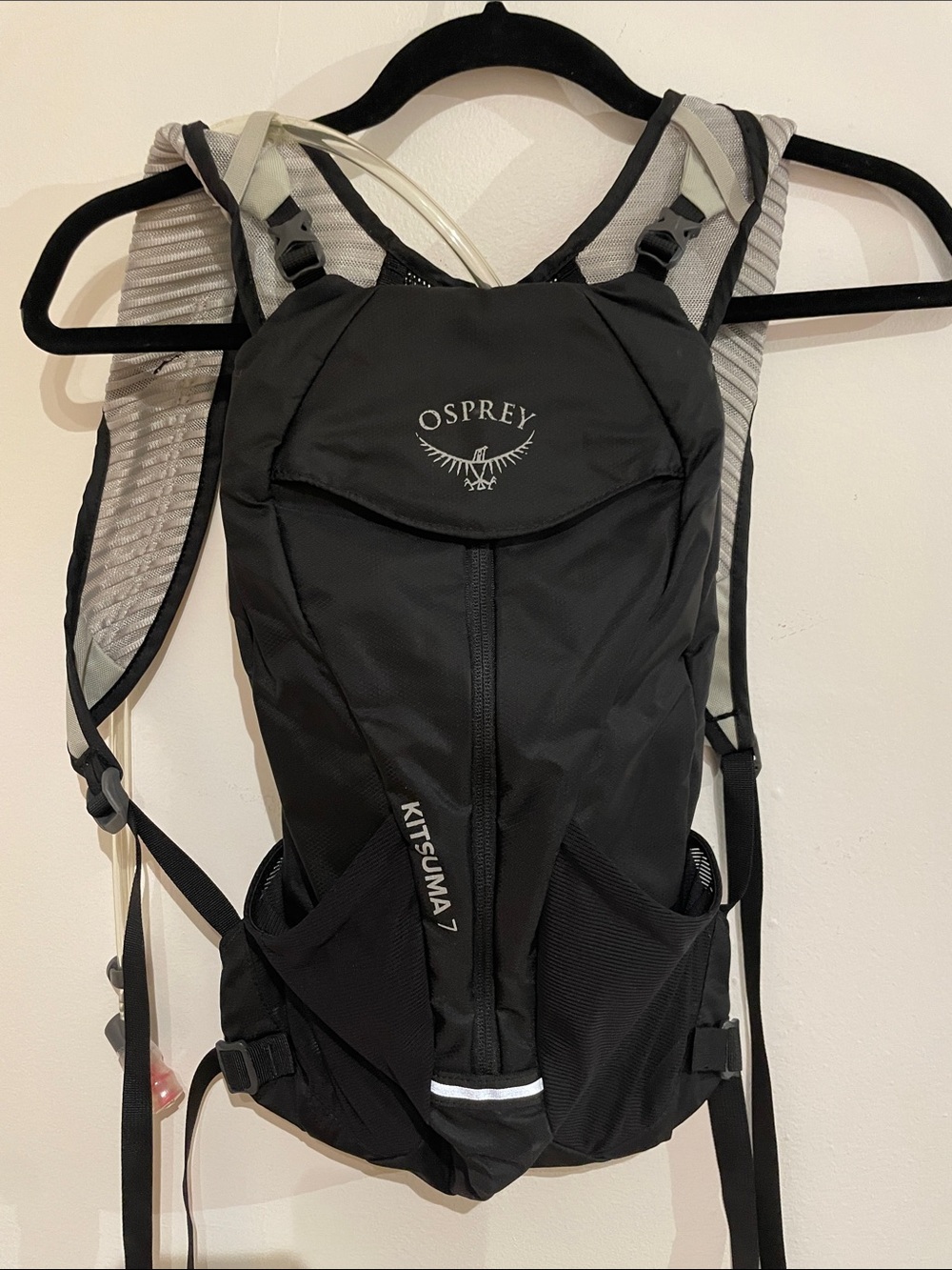 OSPREY Kitsuma 7 Hydration Pack in Black and Gray